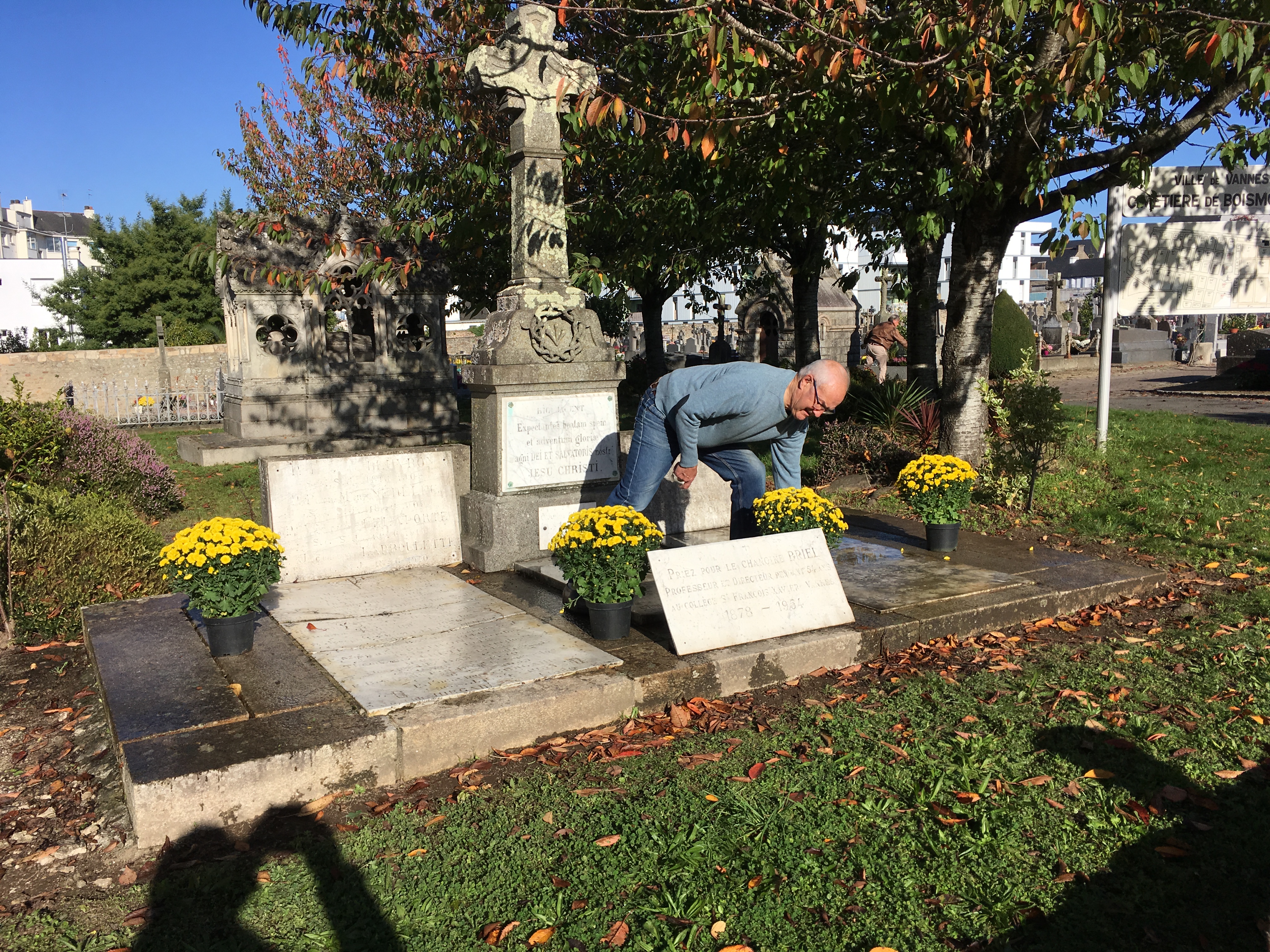 Nettoyage des tombes des pères jésuites